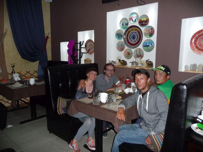 Essen mit Balu dem Porter und Mirlan dem Guide